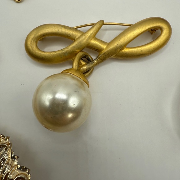 Vintage Gold Tone Brooch Collection, 5 piece lot, classic, grandma, euro, fem - Picture 7 of 10